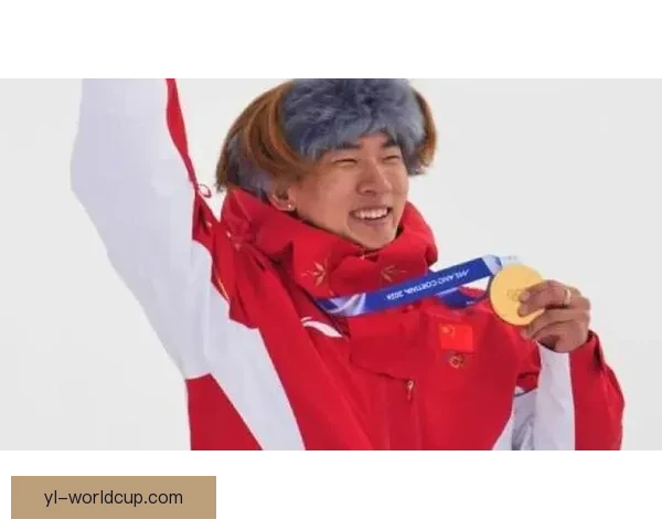 狼犬闯入冬奥赛场惊呆选手瞬间